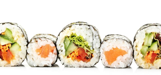 Sushi-Rollen, isoliert auf Weiß