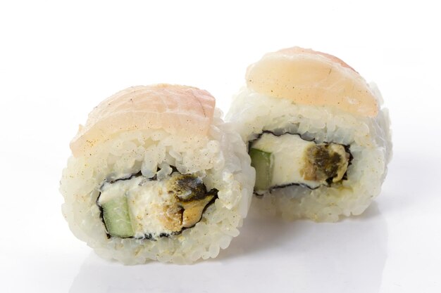 Sushi-Rollen japanisches Essen isoliert auf weißem Hintergrund