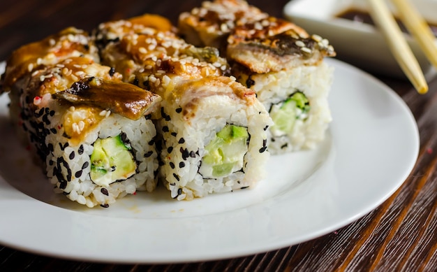 Sushi-Rollen mit Aal, Käse und Avocado