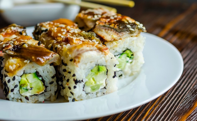 Sushi-Rollen mit Aal, Käse und Avocado