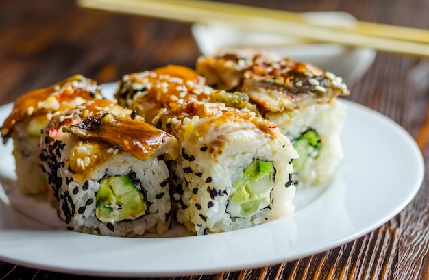 Sushi-Rollen mit Aal, Käse und Avocado