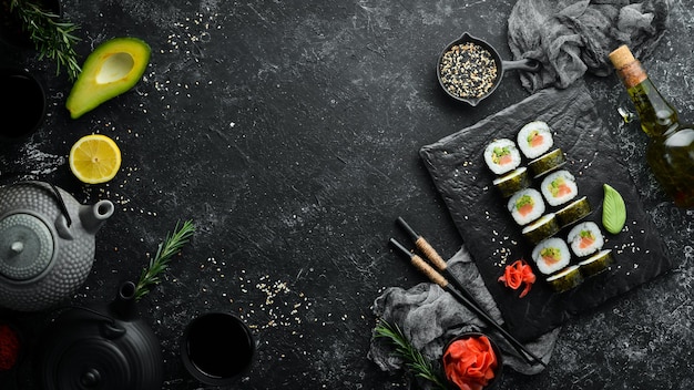 Sushi-Rollen mit Avocado und Lachs Klassisches japanisches Sushi Draufsicht Freier Platz für Ihren Text