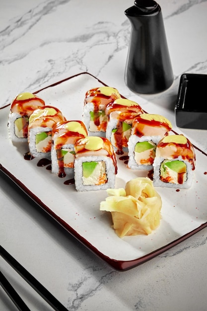 Sushi-Rollen mit Frischkäse-Avocado-Masago-Butterfisch-Mayonnaise und Unagi-Sauce