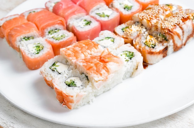Sushi-Rollen mit Garnelen Traditionelle japanische Küche Draufsicht auf weißem Hintergrund