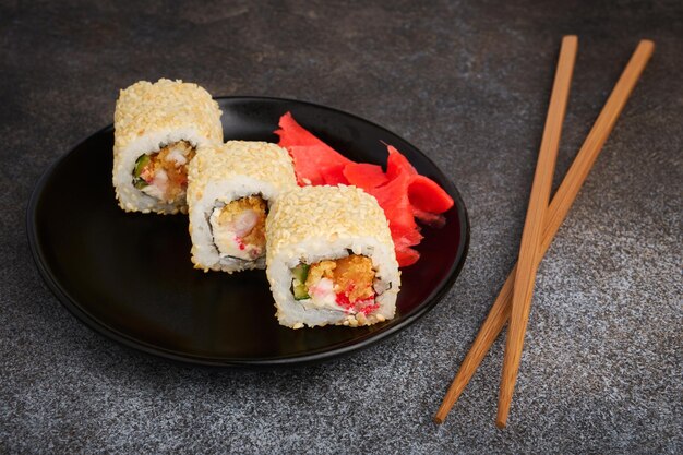 Sushi-Rollen mit Garnelen und Sesam Japanische Küche geringe Schärfentiefe