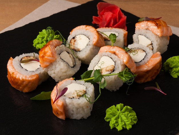 Sushi-Rollen mit gebackenem Lachs und Aal