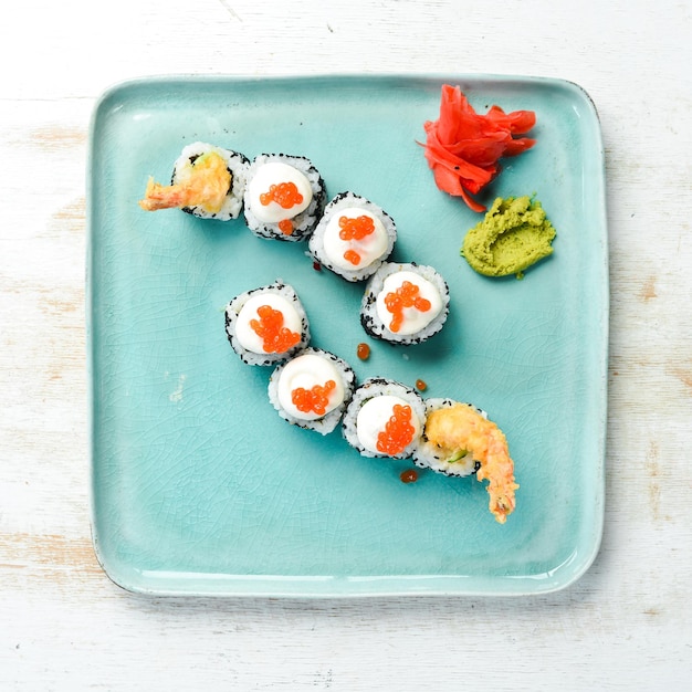 Sushi-rollen mit kaviar und garnelen japanisches essen draufsicht rustikaler stil