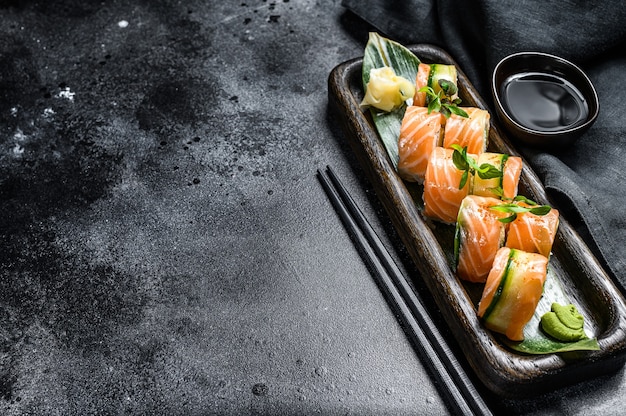 Sushi-Rollen mit Lachs, Avocado und Frischkäse