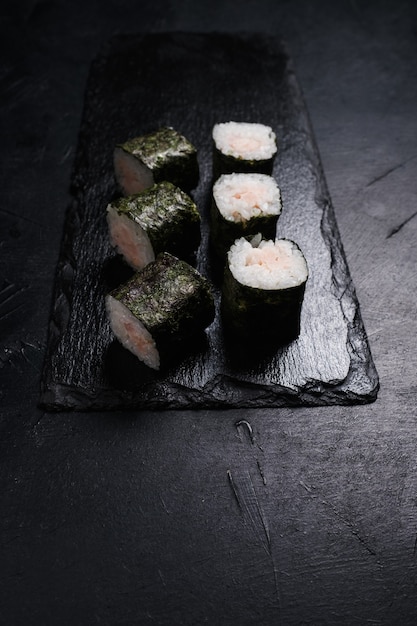 Sushi-Rollen mit Lachs überzogen in Nori