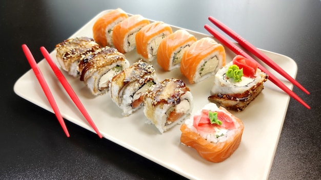 Sushi-Rollen mit Lachs und Essstäbchen