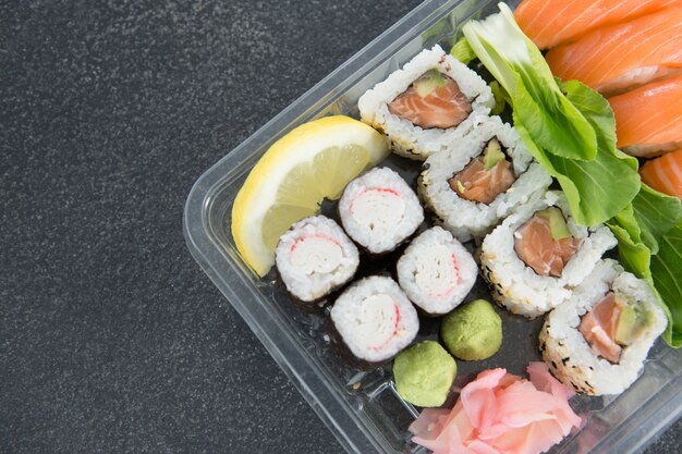 Sushi-Rollen mit Lachs