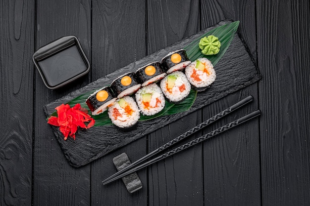 Sushi-Rollen mit Lachskrabbengarnelen und würziger Soße