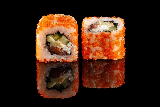 Sushi-Rollen mit verschiedenen Füllungen