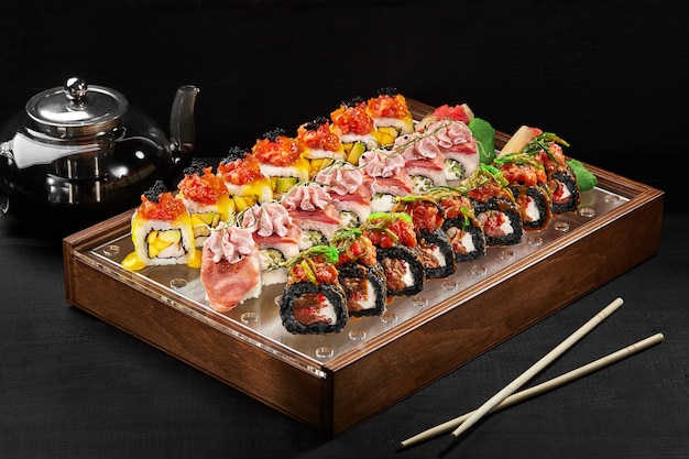 Sushi-Rollen-Set mit Ingwer-Wasabi und Stäbchen