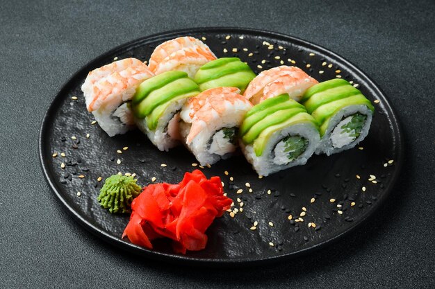 Foto sushi-rollensatz mit garnelen, avocado und creme-käse philadelphia asiatische küche top-view freier platz für ihren text