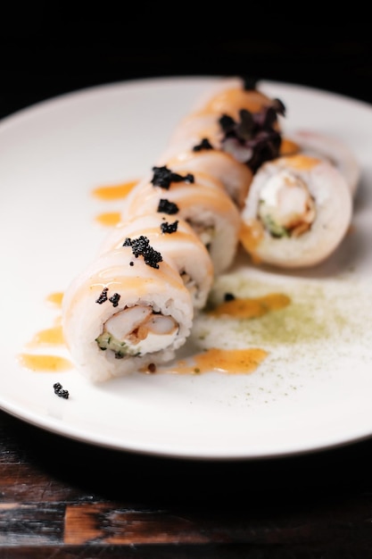 Sushi-Rollenset auf weißer Platte mit Kaviar