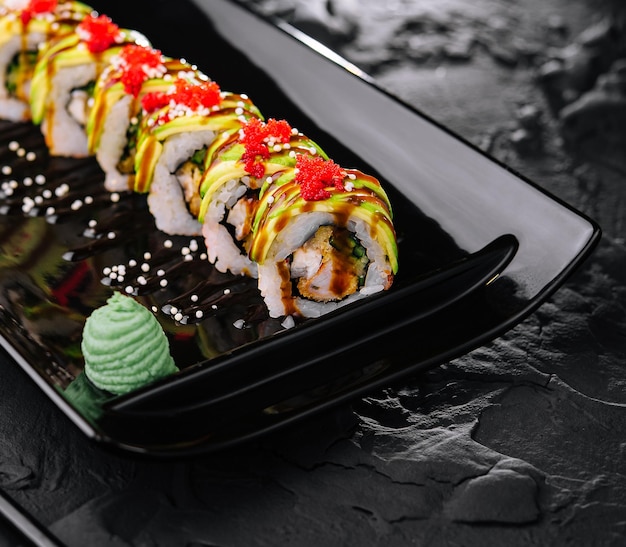 Sushi de rollo de aguacate con camarones en el interior