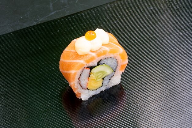 sushi de rollo de salmón