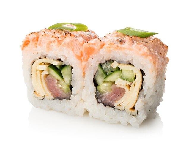 Sushi y rollos aislado sobre un fondo blanco.