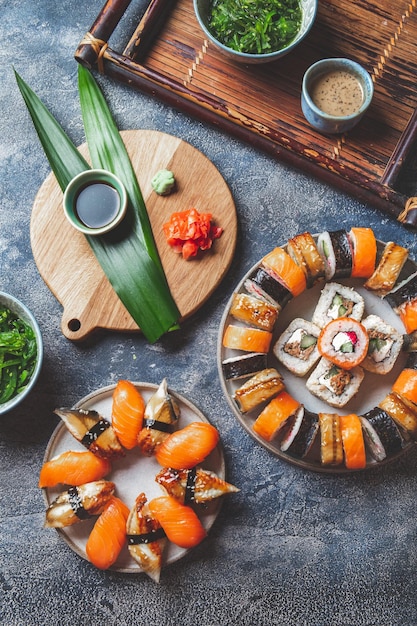 Sushi y rollos de comida japonesa vista de arriba