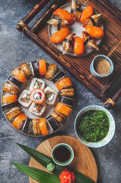 Sushi y rollos de comida japonesa vista de arriba