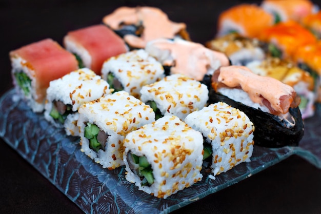 Sushi rollos de comida japonesa