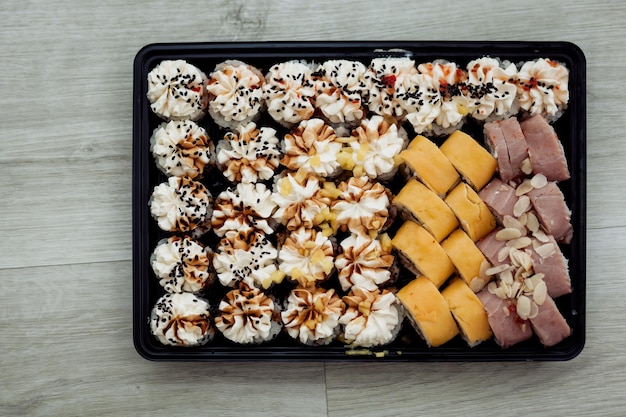 Sushi y rollos. El concepto de cocina japonesa y china.