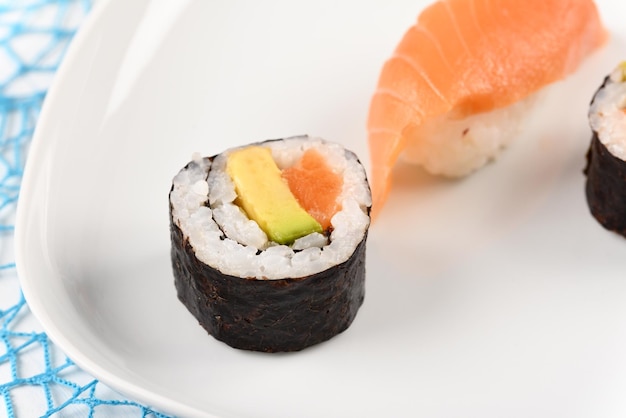 Sushi y rollos en un plato azul