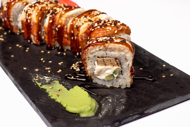 Sushi y rollos sobre un fondo blanco aislado