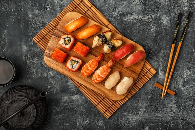 Sushi y rollos de sushi sobre tabla de madera