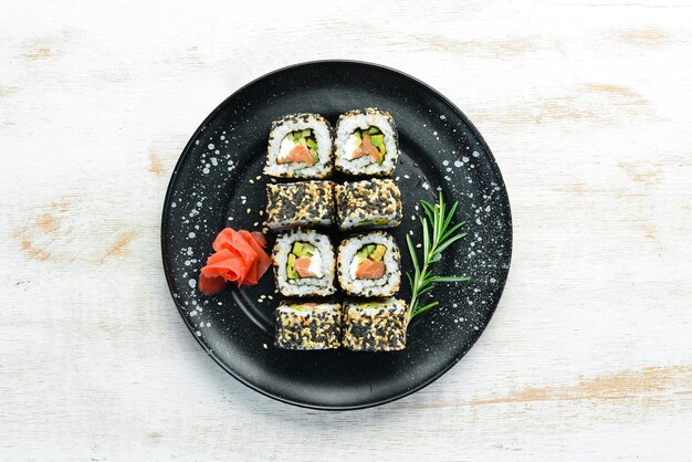 Foto sushi rolls california mit sesam-lachs und avocado set von sushi-rollen mit meeresfrüchten