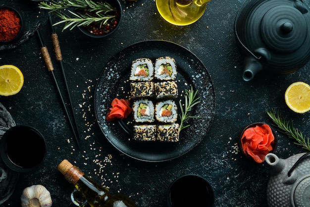 Sushi Rolls California con sésamo salmón y aguacate Conjunto de sushi rolls de marisco