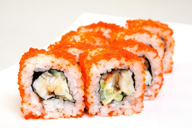 Sushi Rolls con camarones Roll California con aguacate Comida japonesa