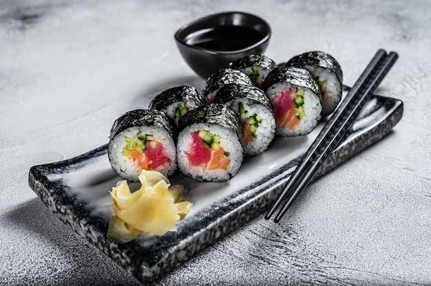 Sushi rolls hosomaki con salmón, aguacate y atún