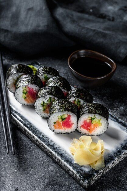 Sushi rolls hosomaki con salmón, aguacate y atún