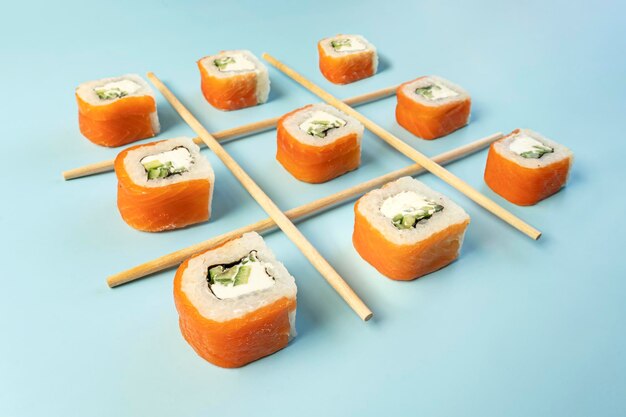 Sushi rolls Philadelphia com salmão e abacate Roll pronto para comer na mesa azul Comida asiática ou japonesa Vista superior da cozinha oriental