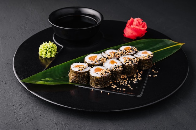 Sushi Rolls Set mit Lachs auf schwarzem Teller