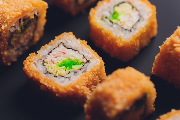 Sushi rolls tempura, comida japonesa estilo, cocina tradicional japonesa, Crunchy Shrimp Tempura Roll.