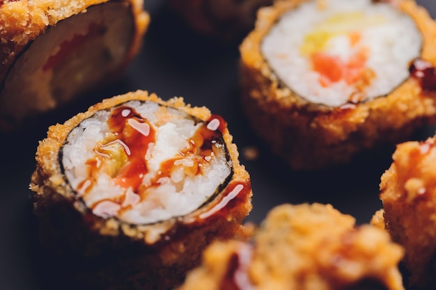 Sushi rolls tempuraestilo de comida japonesaCozinha tradicional japonesaRolo de Tempura de Camarão Crocante