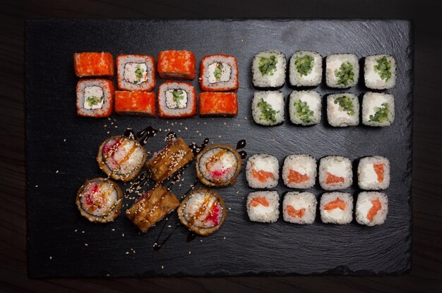 Sushi rollt auf dem Kaminsims im Restaurant. Ansicht von oben