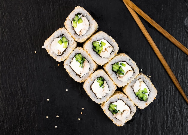 Sushi rollt auf dem Tisch