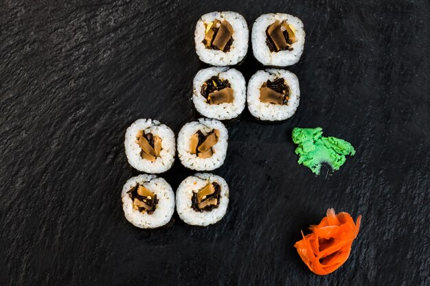 Sushi rollt auf dem Tisch