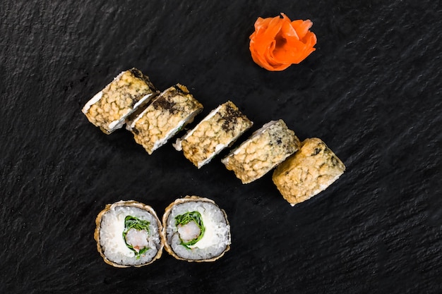 Sushi rollt auf dem Tisch