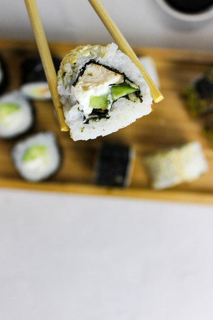 Sushi rollt auf einem Holztablett mit Sojasauce