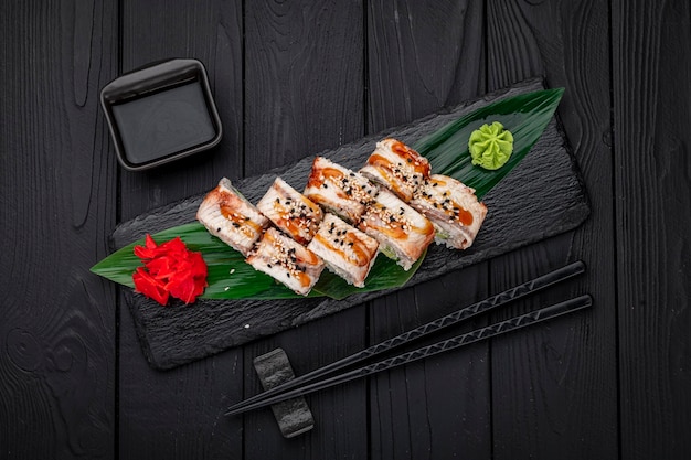 Sushi rollt japanisches Essen auf dunklem Hintergrund Rolle mit Aal