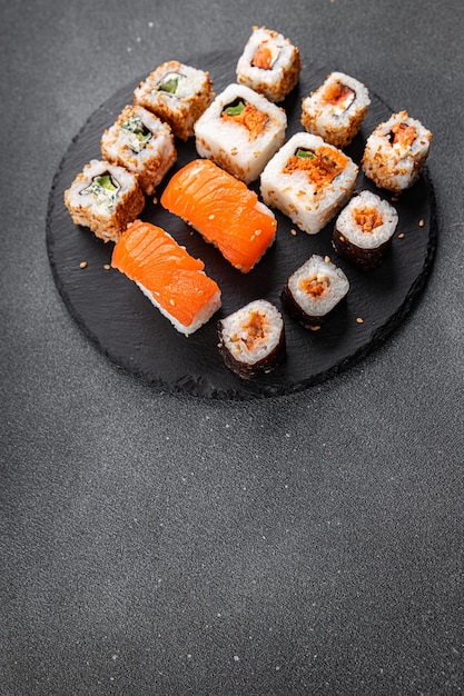 sushi rollt köstliche meeresfrüchte gesunde mahlzeit essen snack auf dem tisch kopierraum essen hintergrund