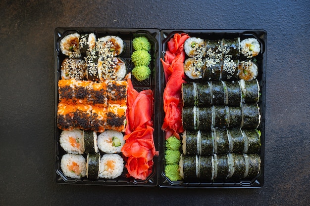 Sushi rollt Lachs Fisch fliegenden Fisch Rogen Gemüse