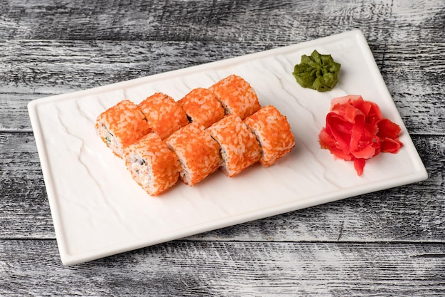 Sushi rollt Sushi mit Fisch auf einem weißen hölzernen Hintergrund