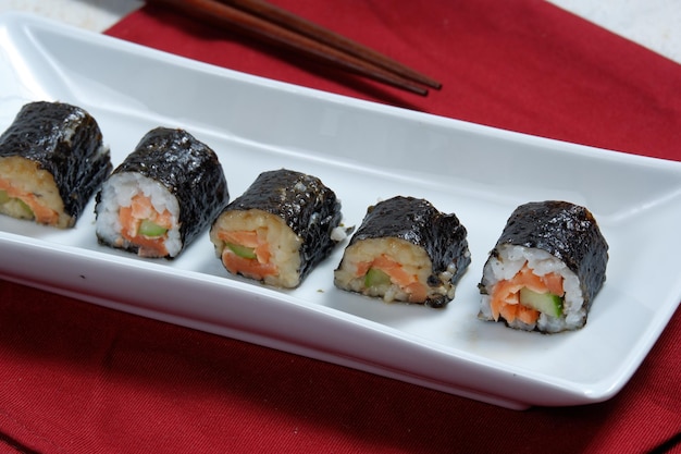 sushi rolos de sushi japonês