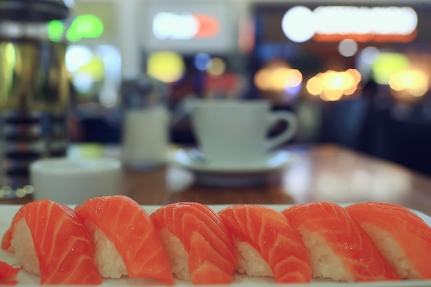 Foto sushi salmão café interior comida asiática, frutos do mar tradicionais do japão